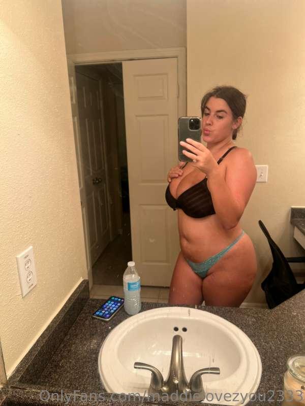 🚨IM GOING LIVE🚨

i'm going live now on my FREE page! 😚💕