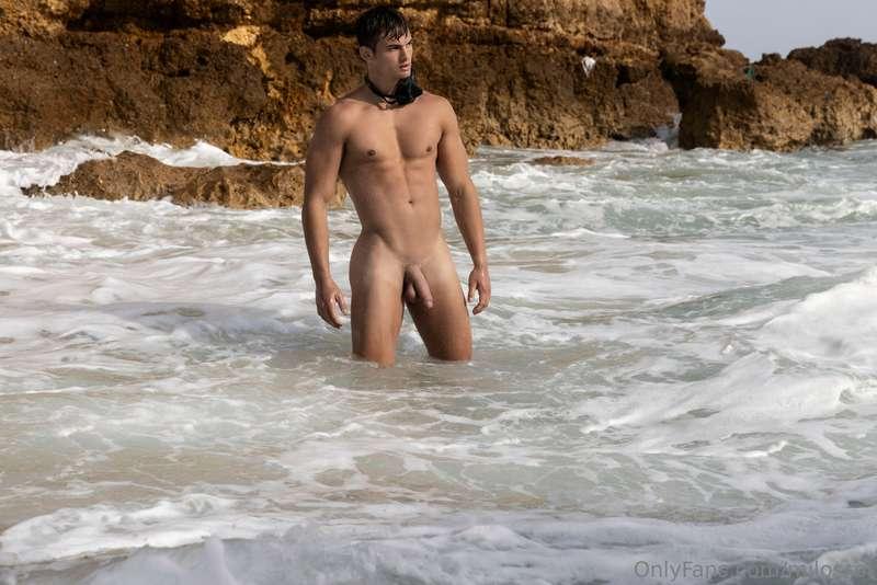 Nature’s masterpiece— raw, wild, and untamed. 😏