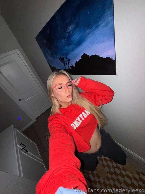 I love my new onlyfans sweatshirt ❤️🍒 how do I look in red? ..