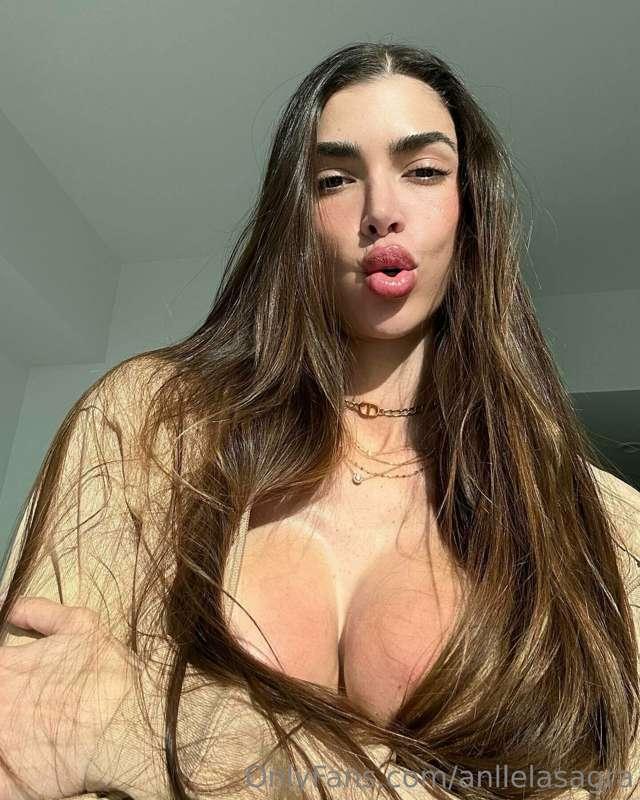 Like what you see? Check your Dm to see them without clothes..