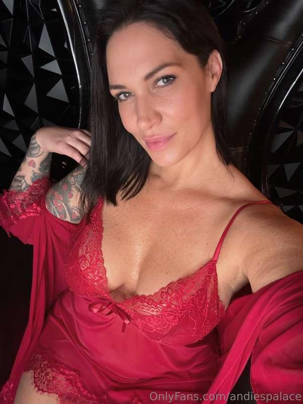 Do you like me in red baby? 😍
