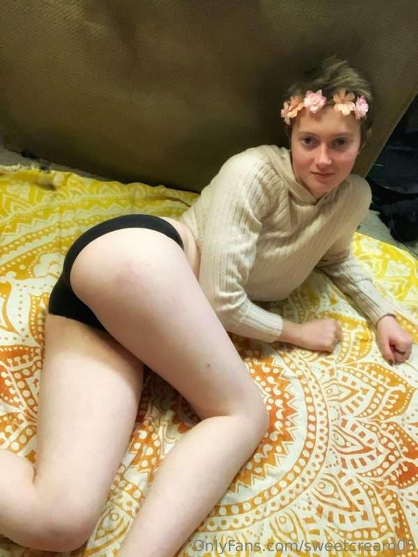 You like soft boys with thick thighs? (´·ω·`)