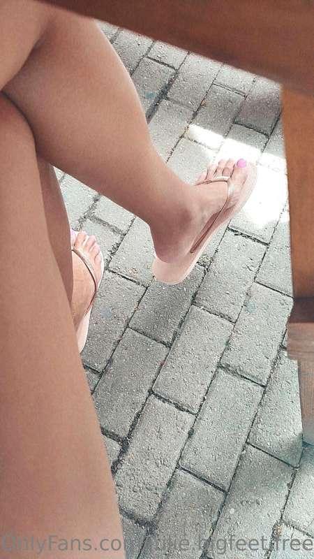 Who wants to peek under the table? 😏

Subscribe 40% OFF 🔥 @j..