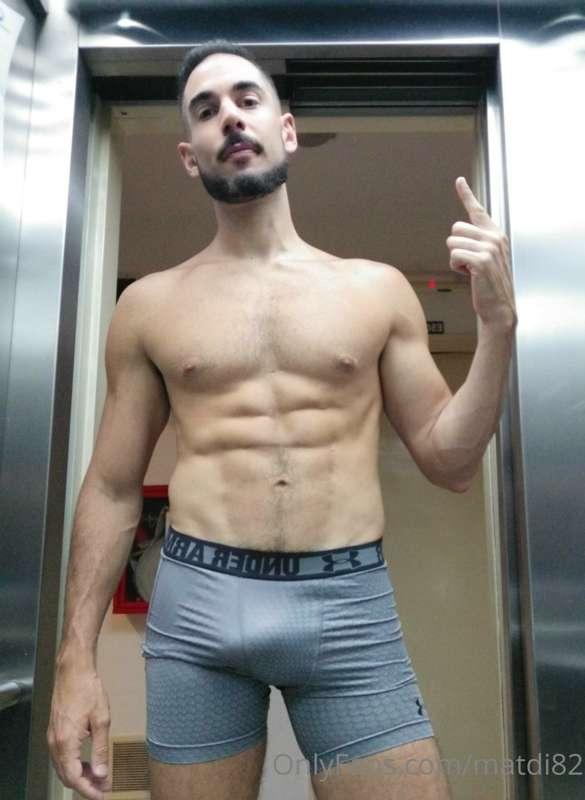 this elevator has no roof, but it has🍆⚡