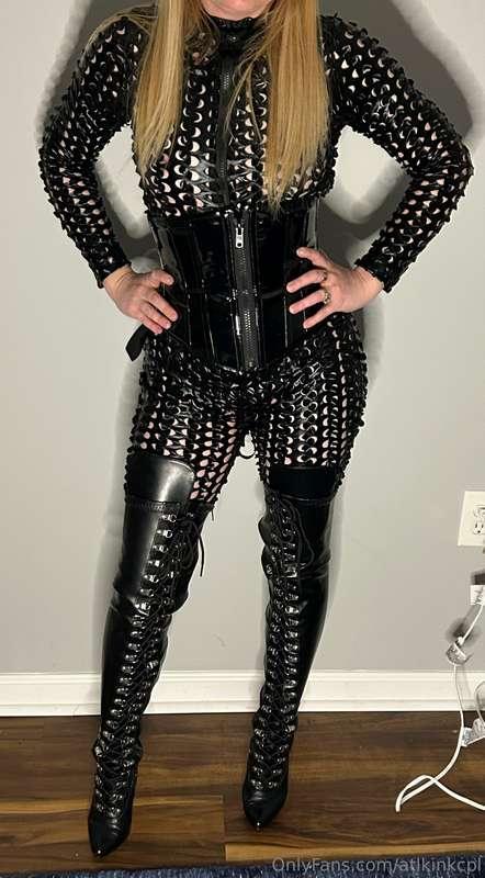 We finally filmed a new bdsm session. Here are some photos t..