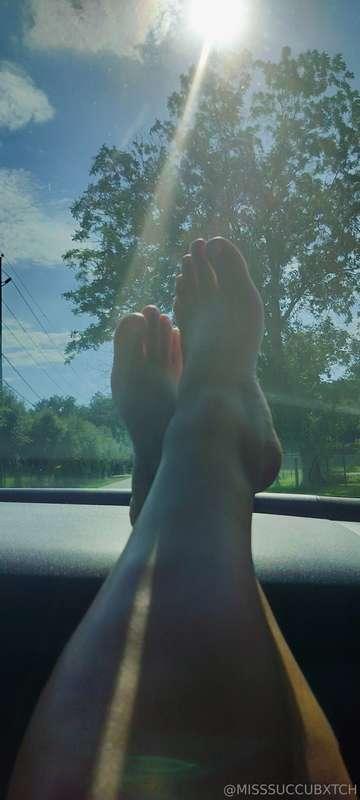 My toes look so pretty in white 🤍