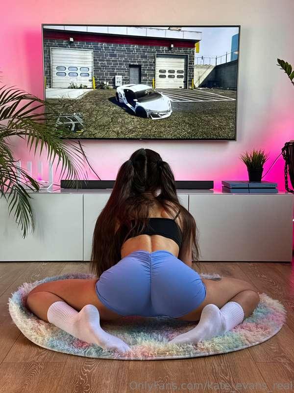 keep your eyes off my ass😈