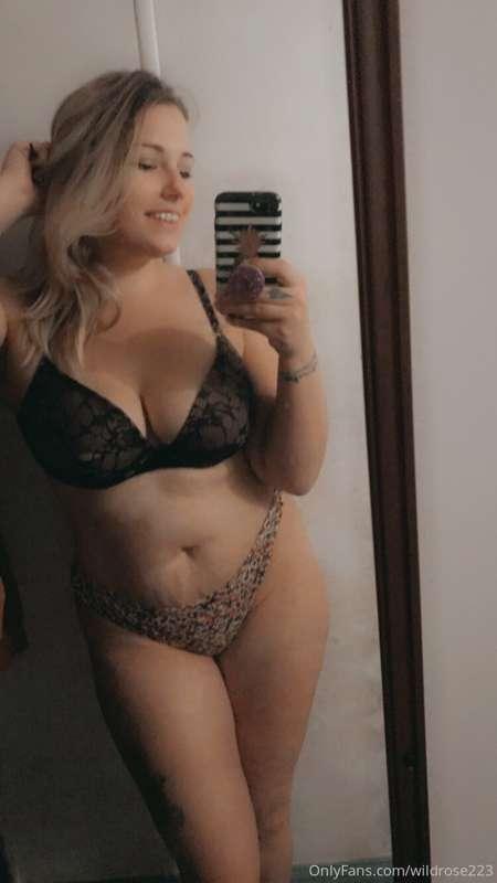 Unlock a post or tip for free nudes! 😍 Happy friday lovers 💕..