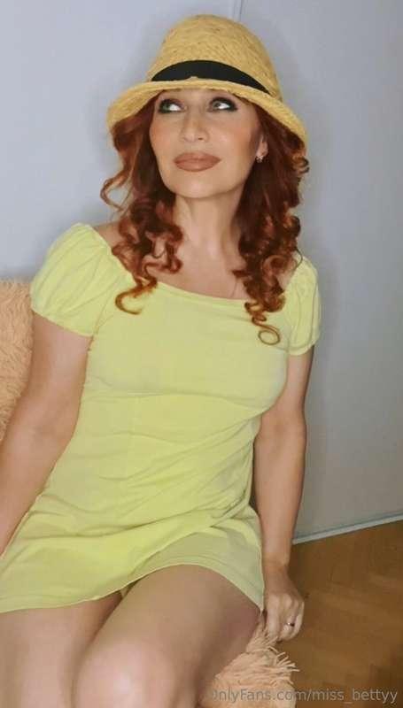 Simply charming in my yellow dress 😘💖