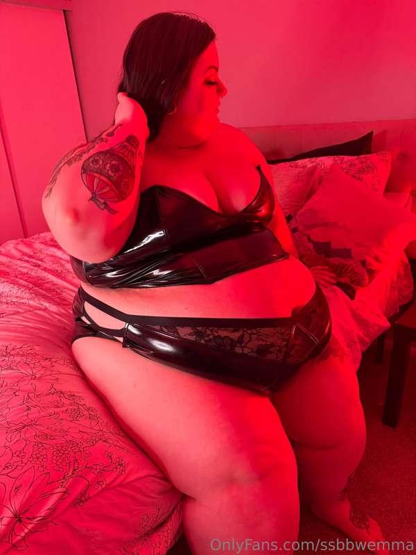 This photo set makes me want to enter my dominatrix era 😏😈🔥
