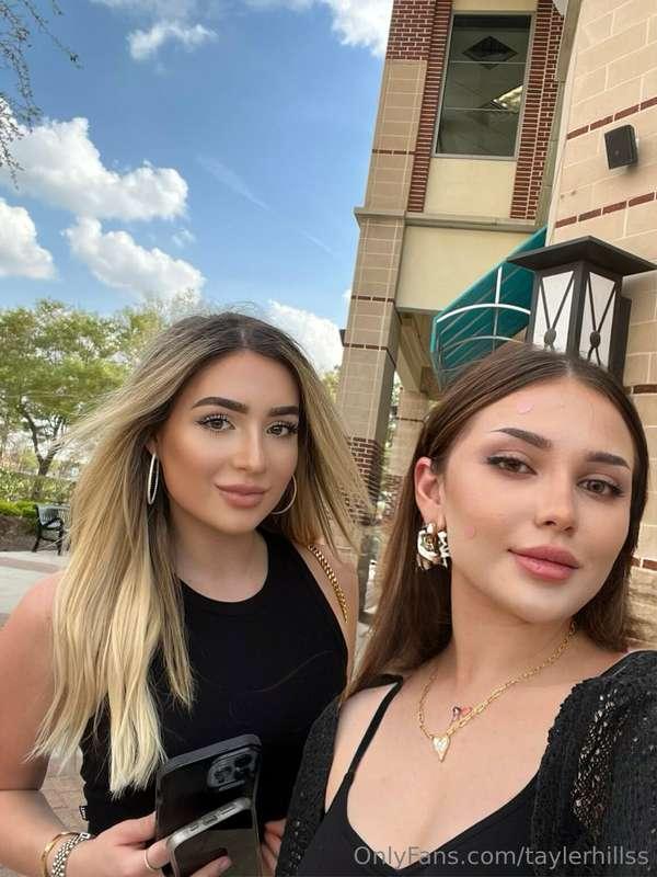 We just wanted to tell you happy Monday 💋