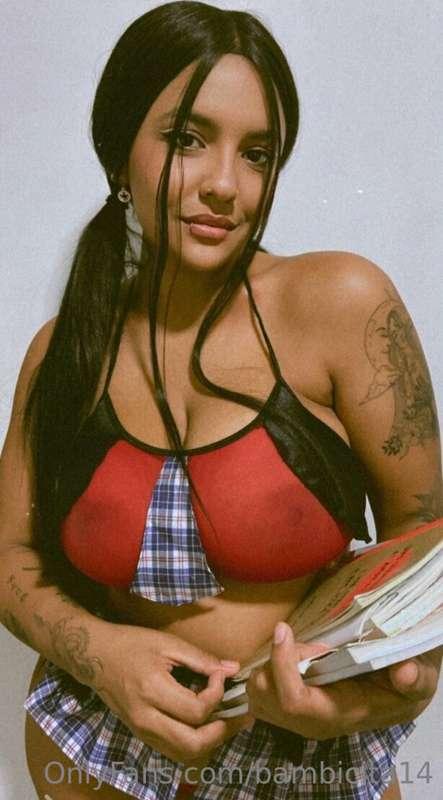 Soy una colegiala traviesa y necesito que alguien me reprend..