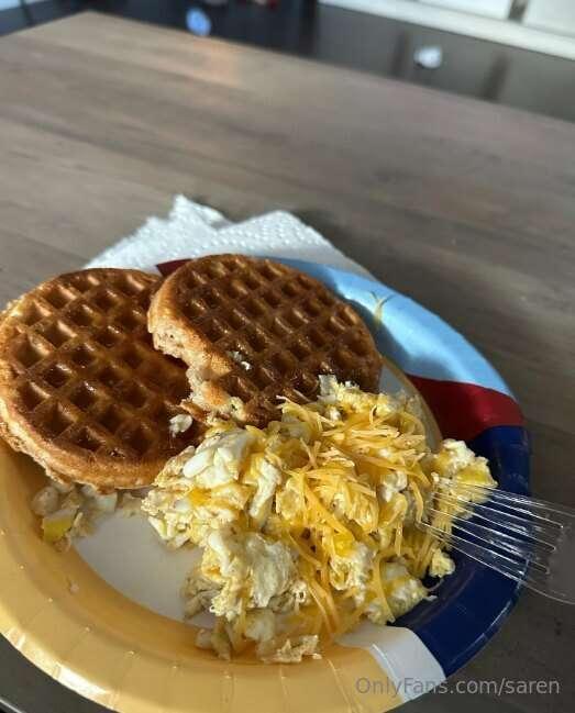 Eggs, pancakes, and a mood you’d wanna wake up to 😉🍳