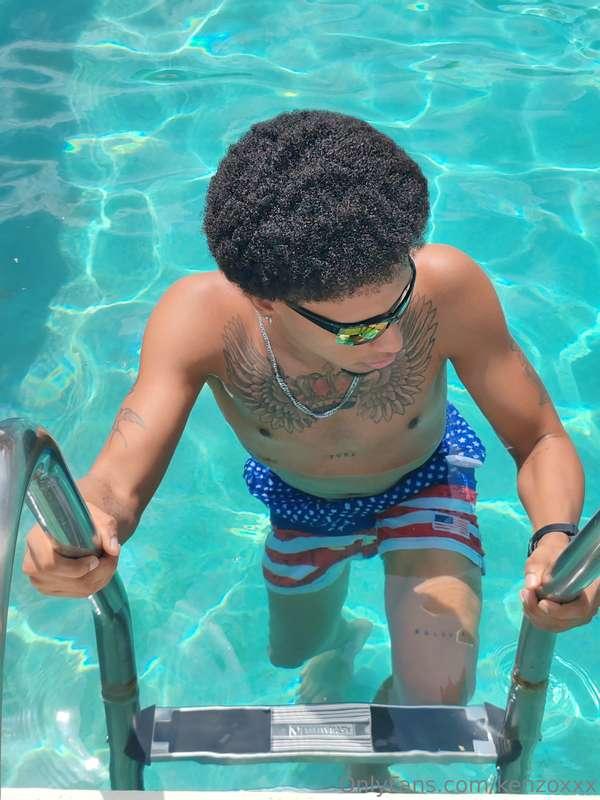 Come with me and let's fuck in the pool 😈 How nice it would ..