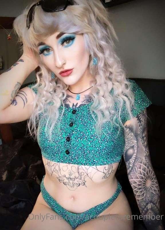 How’d you like bikini pics? 💚😘