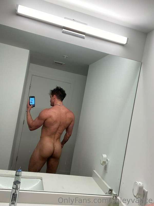 who doesn't love a good ass pic :)