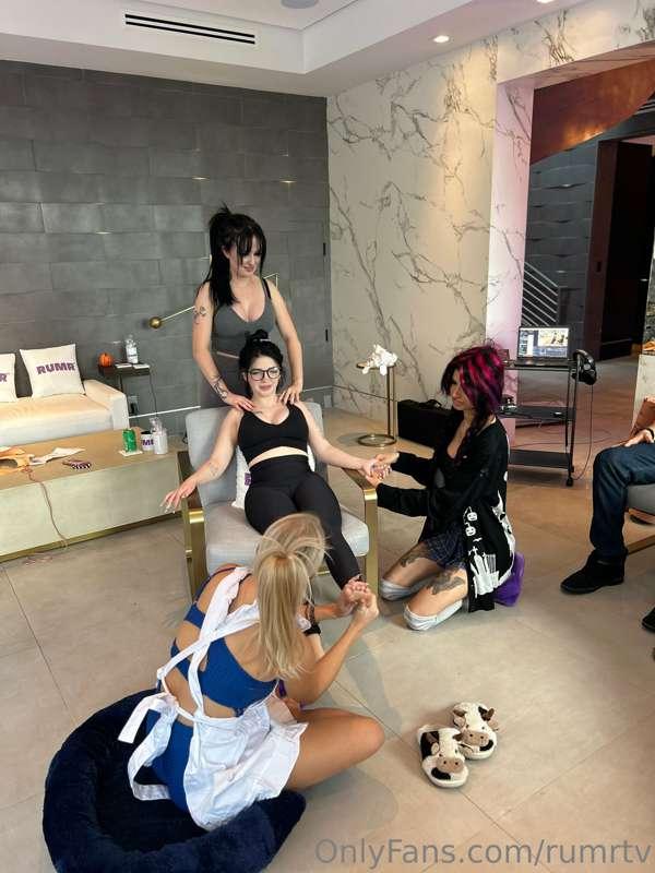 who's the luckiest person in this pic? 👀
@cowgirl4cowgirl @n..