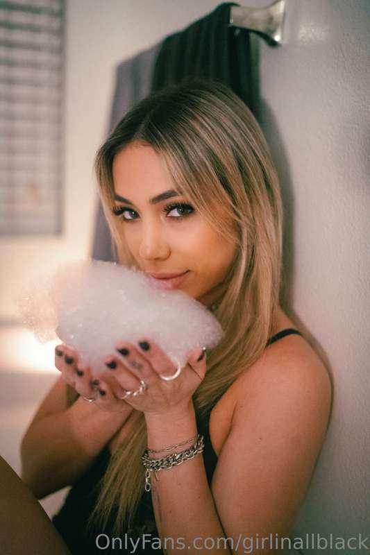 Anyone wanna keep me company? 🫶🏼 Message meee😇