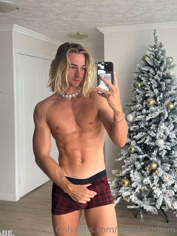 who’s trynna get in the mood? 😈🎄