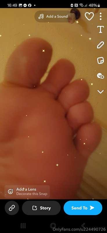Mmm baby u want to suck my toes xx