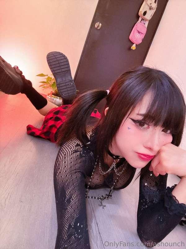 Te gusta la versión gótica de Asho? 👉🏻👈🏻🖤