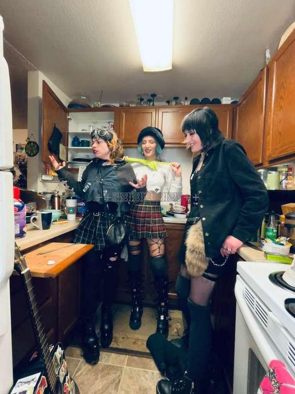 ill pose naked with your dirty dishes for $5 a dish