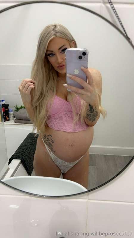 Let me know whats on your mind down below xx 😘💜