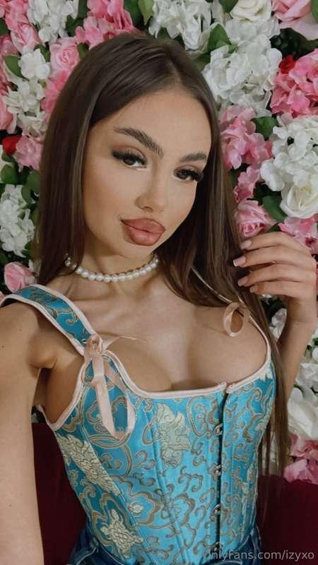 Do you like it sweet or sinful? I might be both 🌸🍓