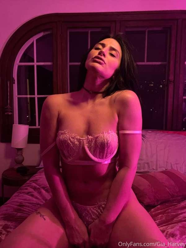 Good morning fans!! 
Who wants to make me cum today!!? 🔮