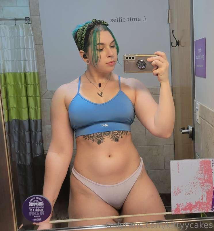 Felt kinda big after overhead press day. 💪Had deadlifts on T..