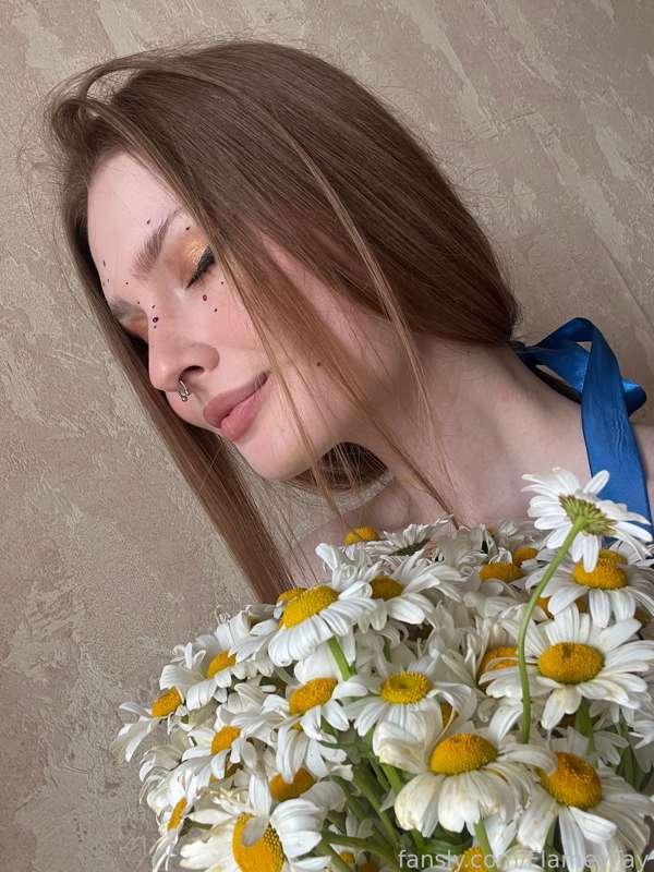 I really love flowers and I hope you got the hint 👀

✦ #fyp #tiktok #petite #bitch #girlnextdoor #alternative #cute #petite #anime #teen ✦