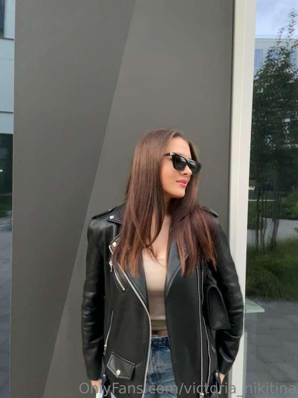 OnlyFans model looks like business woman 😎