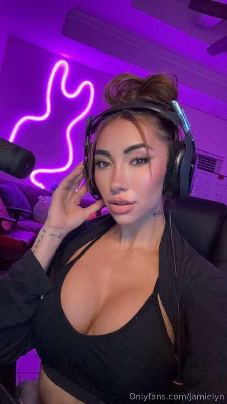 would you play games with me ?? Twitch - Jamielynrin