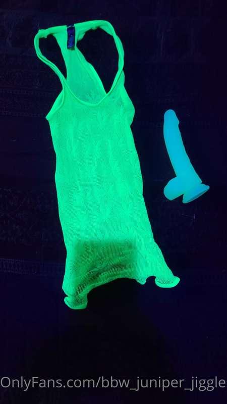 Check out my new GLOW toy and BLACK LIGHT lingerie🤩🤩🤩 Now I ..
