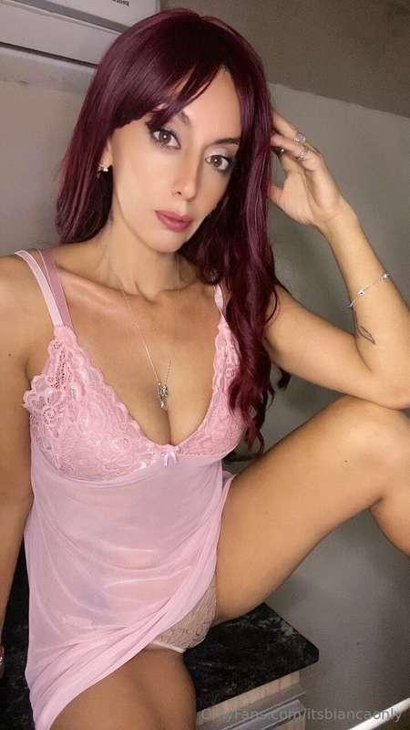 This pink dress isn’t the only thing worth your attention. 💕..