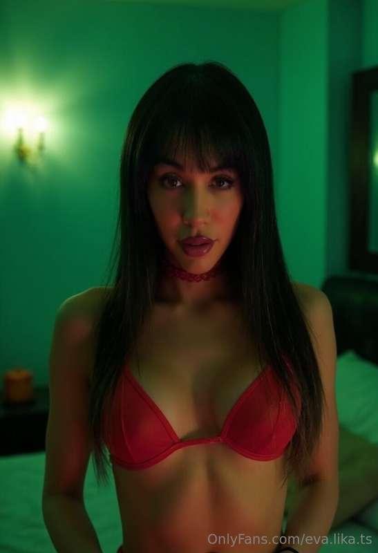 At night I'm queen on stage, but before that I'm queen elsew..