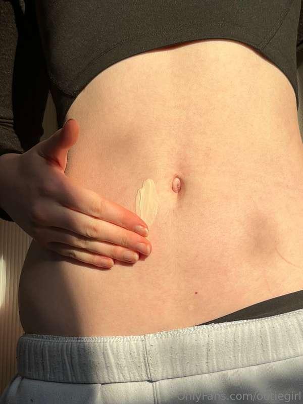 Who wants to moisturise my belly for me 😏😏