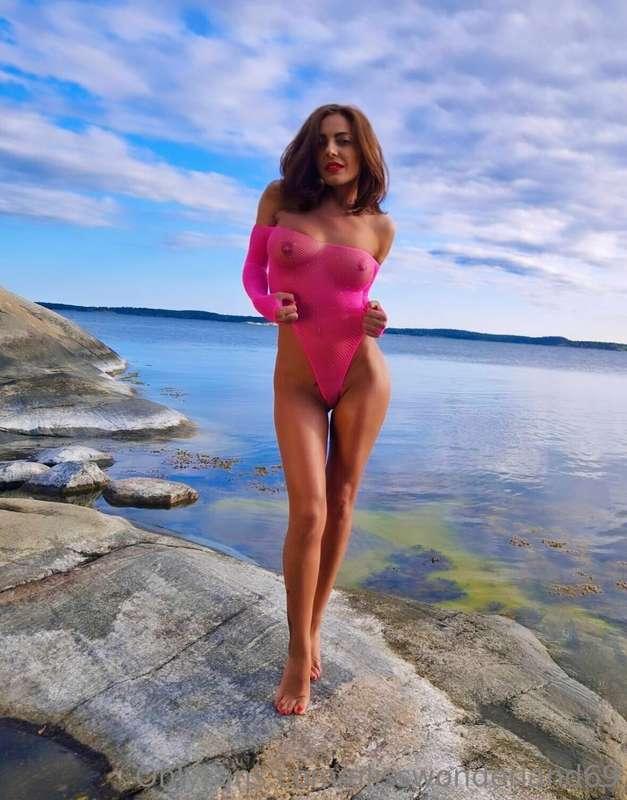 Barbie’s looking for some fun!😈 Are you willing to help her?..