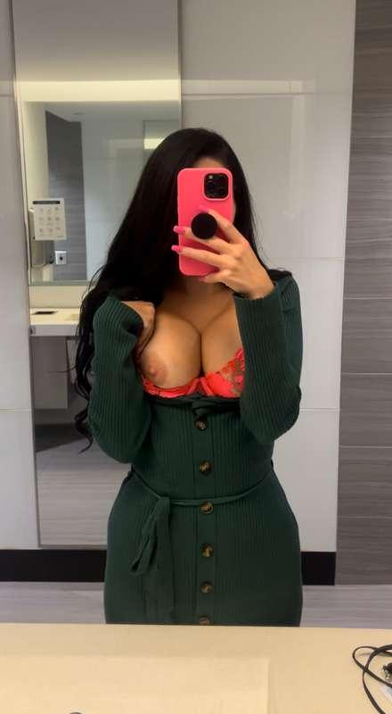 Secret werk bathroom selfies!!🤫💚🙊