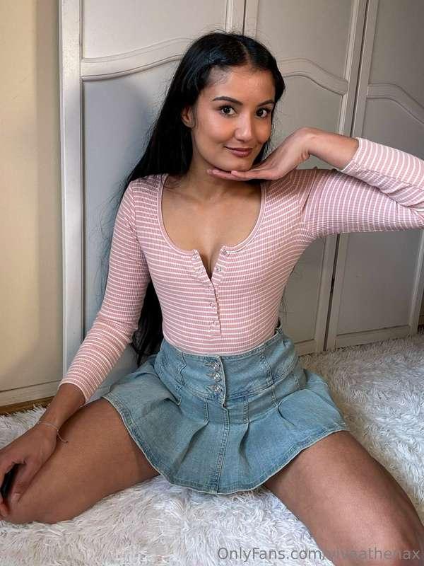 Soft look, sharp mind… and a very playful side 😏