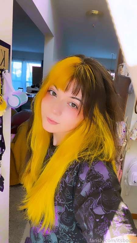 Kind of cursed photo dump from today featuring a future cosplay sneak peak 👀👀👀👀
Started my morning off with bleaching my bangs and adding more yellow into my hair 
Then I did a face mask while I filled out my schedule for the week. Took myself shopping and got these awesome shoes. I think I’m going to wear them at TwitchCon with a black dress I got recently. The whole outfit is gonna look so hot omg 
Now I’m just working on finishing up a goofy cosplay that I’ll probably end up shooting tomorrow if I finish tonight 
Also my neighbors brought me dinner tonight. They bring me food all the time I’m so lucky. They frequently host big dinners for their grandkids and they always invite me.  They are so sweet :’) even when I stopped eating meat a few years ago they started cooking me pescatarian/vegan friendly meals 😭💛
Also I got a new beer from my favorite brewery (Pigeon Hill) and it’s called Donut Fear the Fritter lol it’s an apple fritter donut flavored ale and it’s sooooo goooood 

#sfw #cosplay #cosplayer 