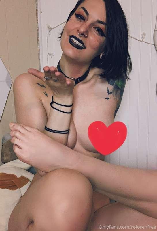 Good night from your favorite goth slut 😘