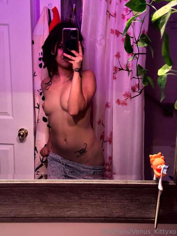 Hey baby 😉😘 swipe to get my lil lil shorts off 🤭😉 Y’all want..