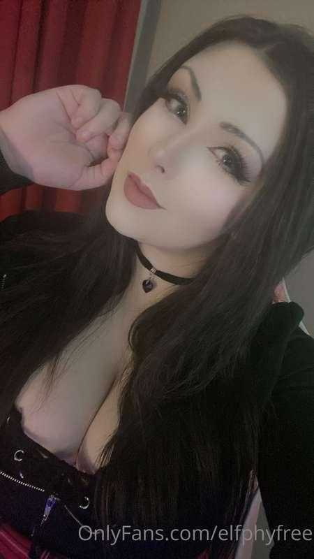 Going live on here in 10 mins! Come make me cum with my new ..