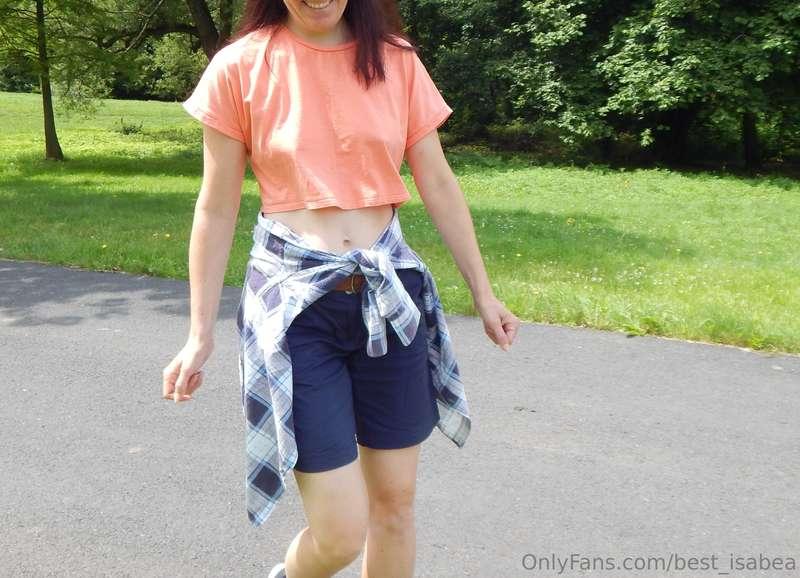 Still braless 😏 Even in the public park 😇😈