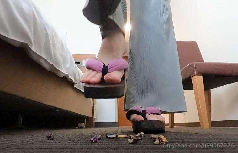 【360°VR】Giantess wears geta and tramples the tinies 下駄で小人を踏み..