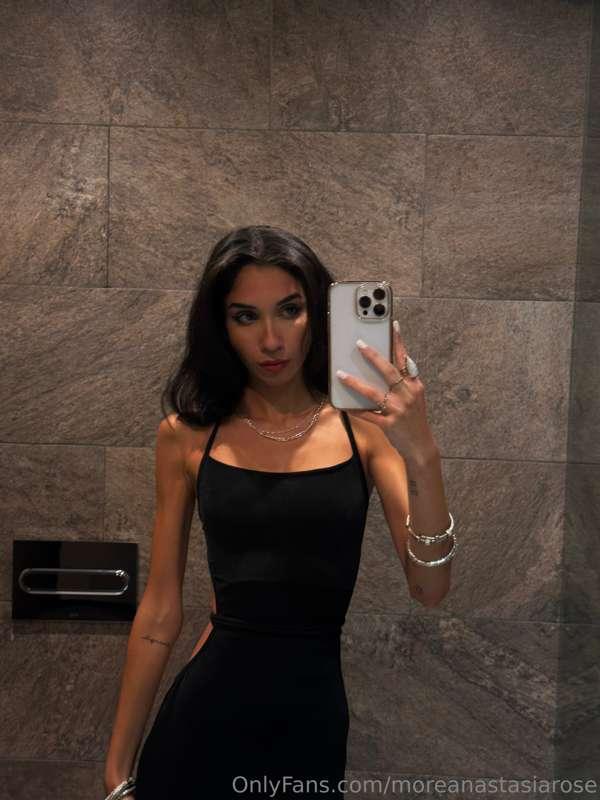 Nothing like a classic LBD for a night out to dinner 🍽️ Do y..