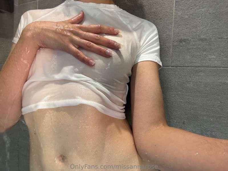 Whoops I got my t-shirt wet in the shower 💦It's soaked and s..