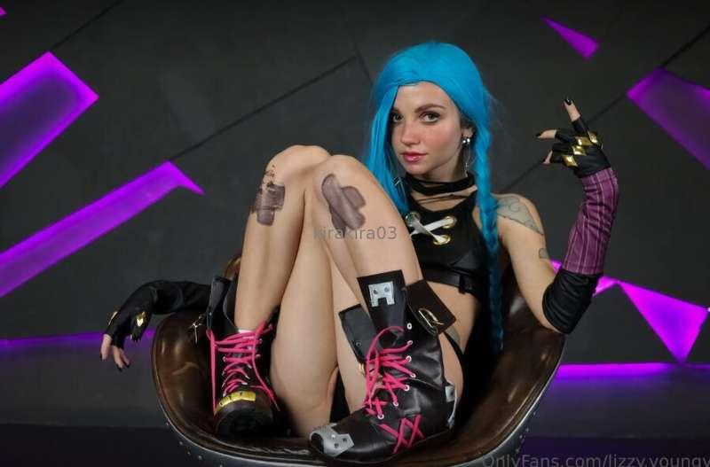 The queen of cosplay @lizzy_youngy wants to fuck hard and wa..