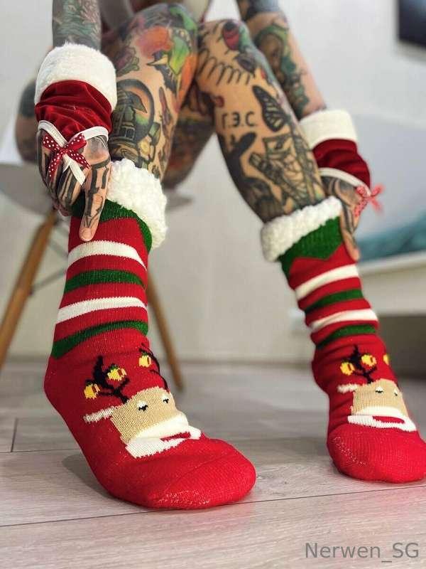 Can you help me take off my socks?🥰